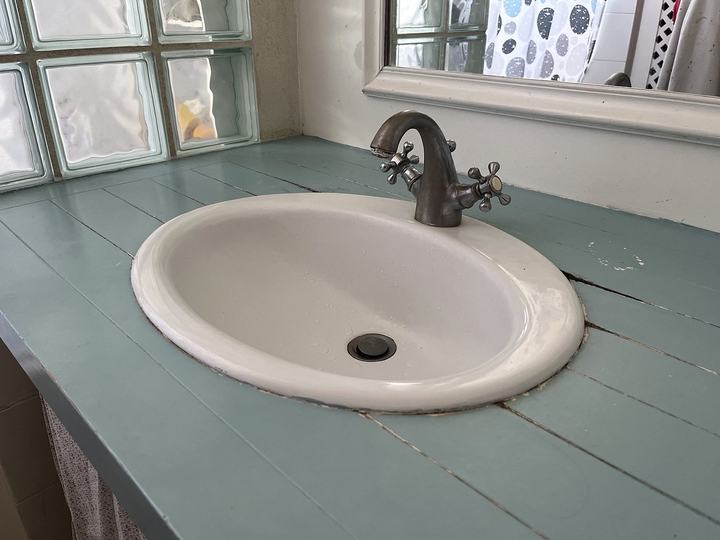 Plan vasque de salle de bain — Avant