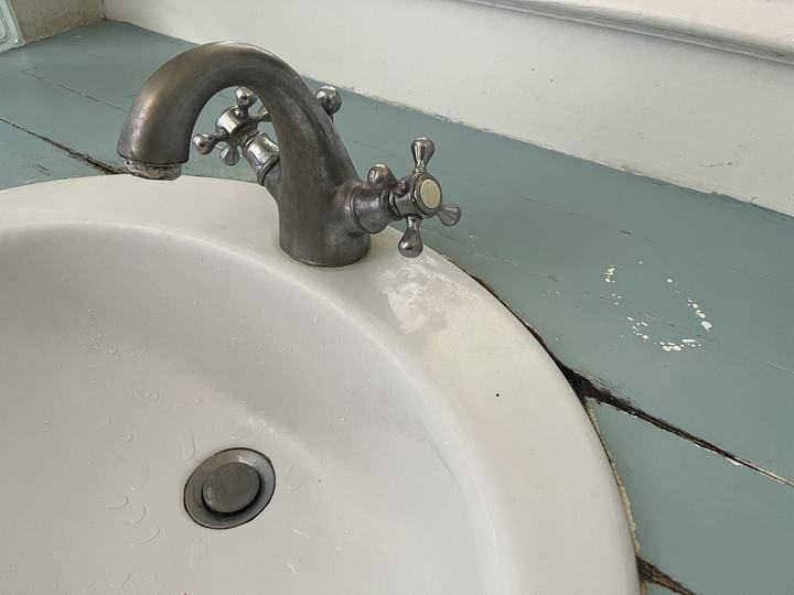 Plan vasque de salle de bain — Avant